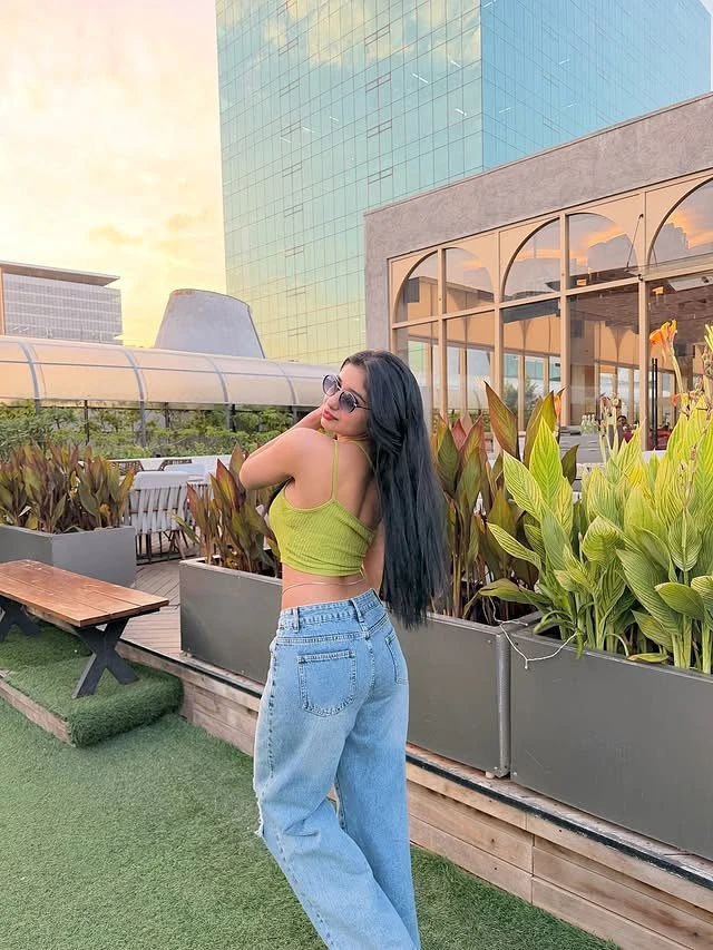 Surabhi – Indian escort in Kolkata — 3 / 4
