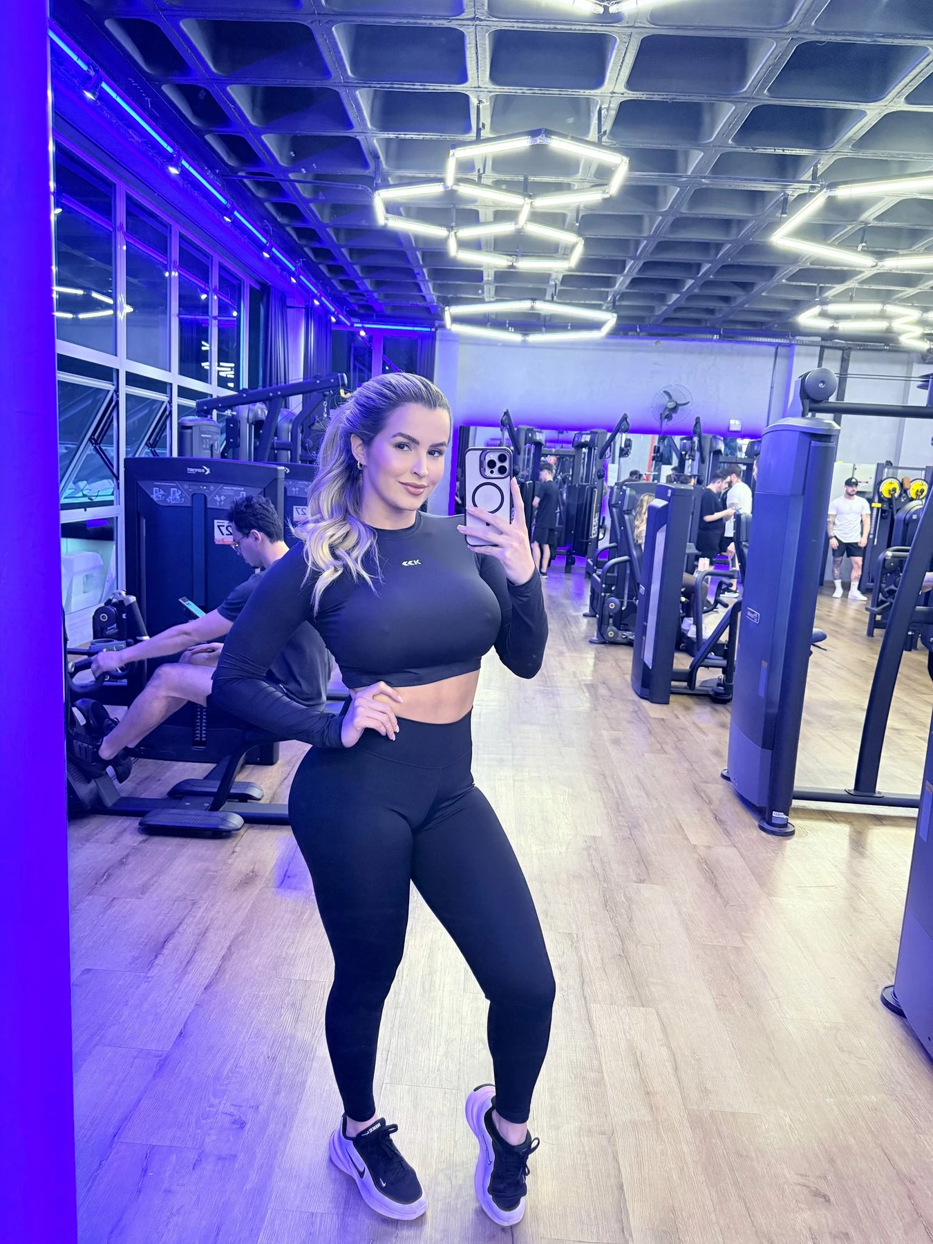 Alina Limas – Canadian escort in Mumbai — 6 / 8