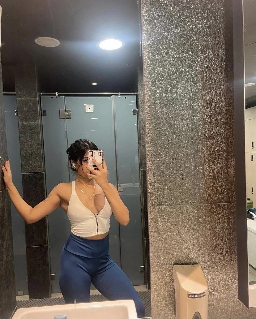Aditi Here Real Meet and Cam Show – Indian escort in Mumbai — 1 / 2