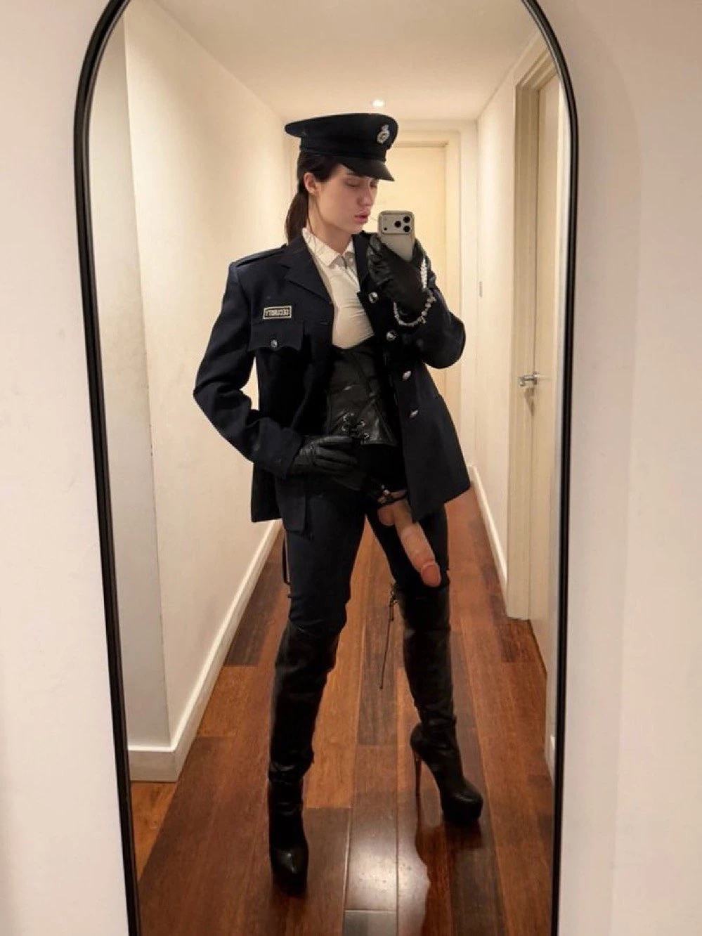 Goddess Amanda – American dominatrix in Da Nang — 3 / 7