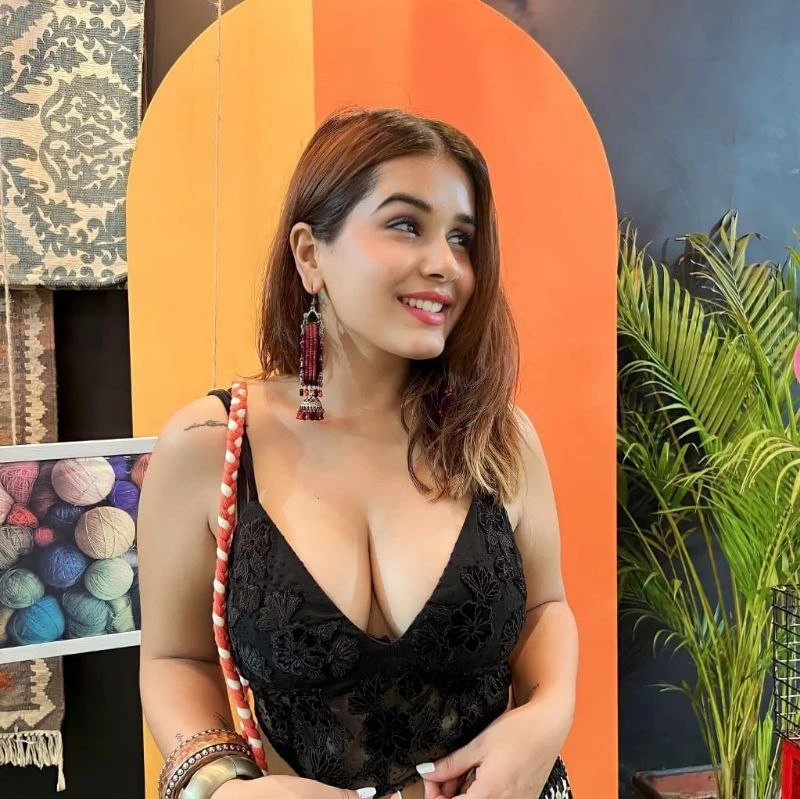 Hinal – escort in Hyderabad — 2 / 4