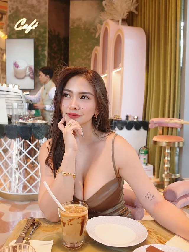 Ananya – Indian escort in Mumbai — 3 / 5