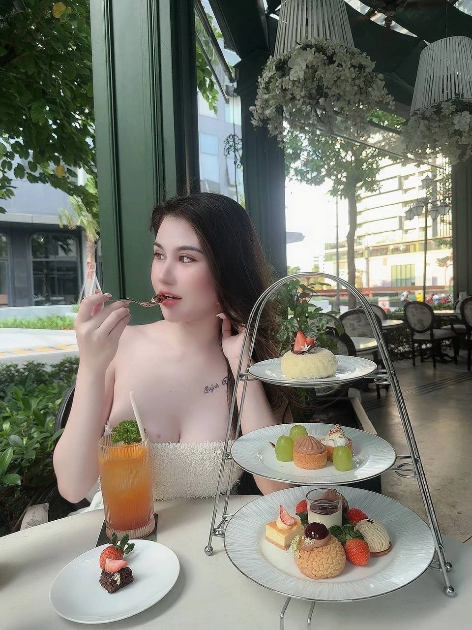 Nina – Vietnamese escort in Ho Chi Minh City — 9 / 16