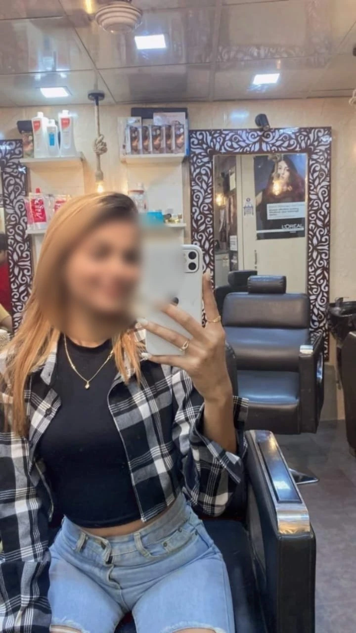 Ishika Kapoor – Indian escort in Mumbai — 1 / 2