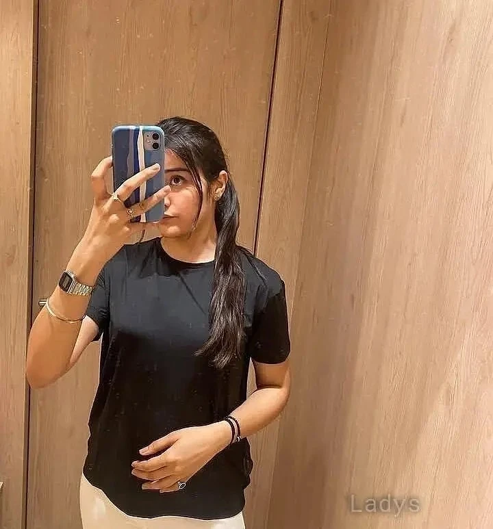 Harshita – Indian escort in Varanasi — 3 / 4