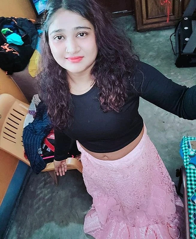 Aruhi Singh – Indian escort in Mumbai — 1 / 3