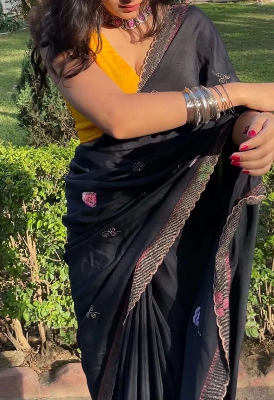 Dviya,Independent cam&real meet – Indian escort in Mumbai — 1 / 3