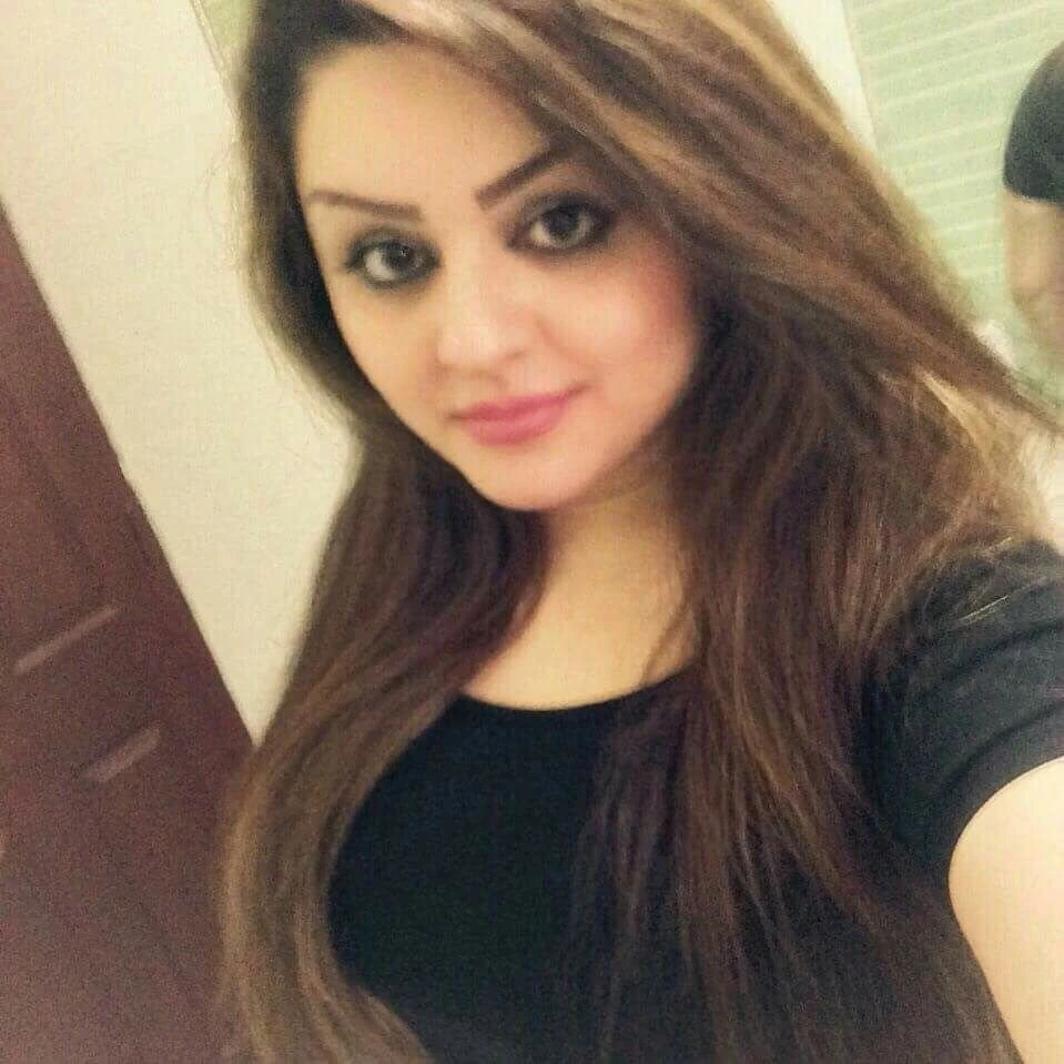 Alisha Kapoor – Indian escort in Mumbai — 1 / 3