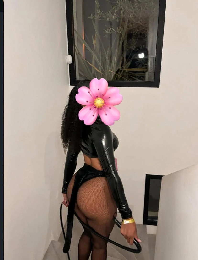Larissa – Congolese escort in Abidjan — 4 / 5