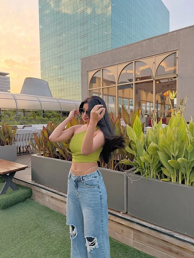 Surabhi – Indian escort in Kolkata — 2 / 4