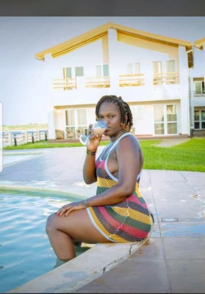 Lizzy – South African escort in New Delhi — 2 / 7