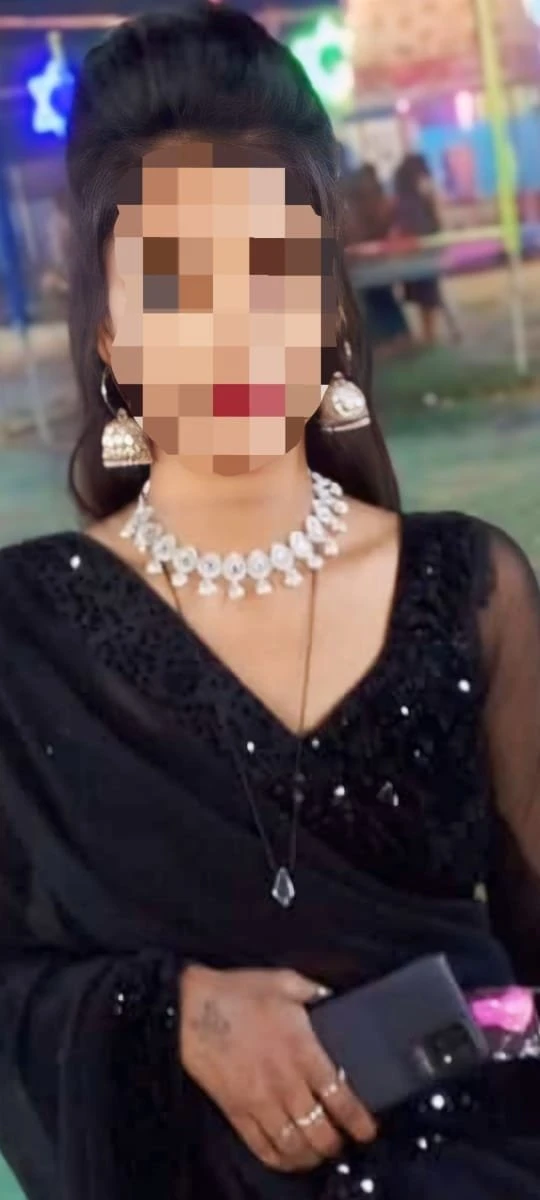 Sapna Real Meet & Cam Show – Indian escort in Hyderabad — 2 / 3