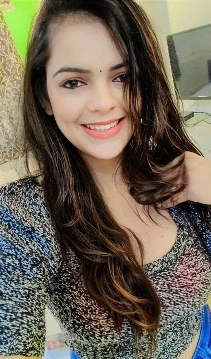 Puske – Indian adult performer in Pune — 2 / 3