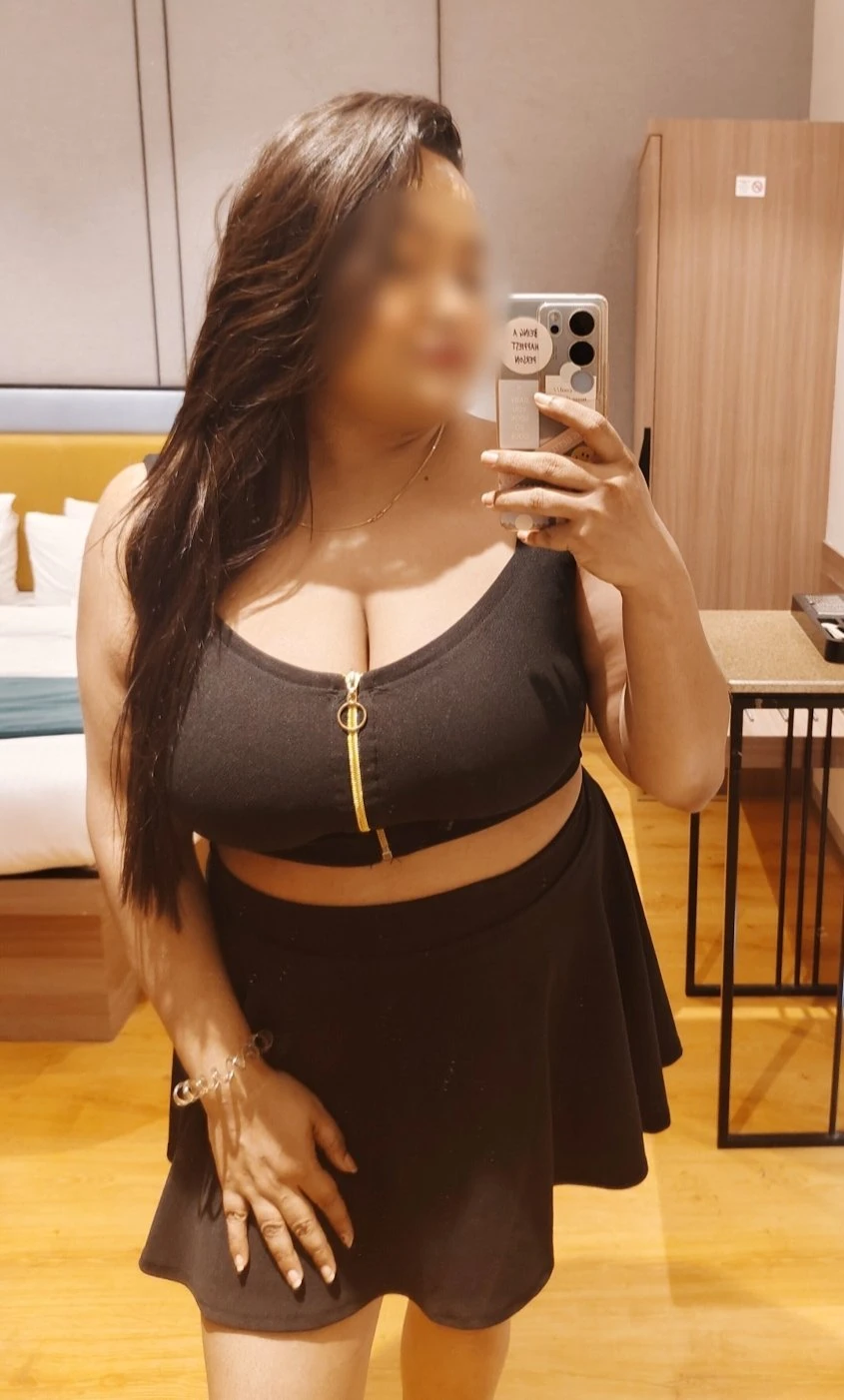 Busty Meher – Indian escort in Mumbai — 4 / 9