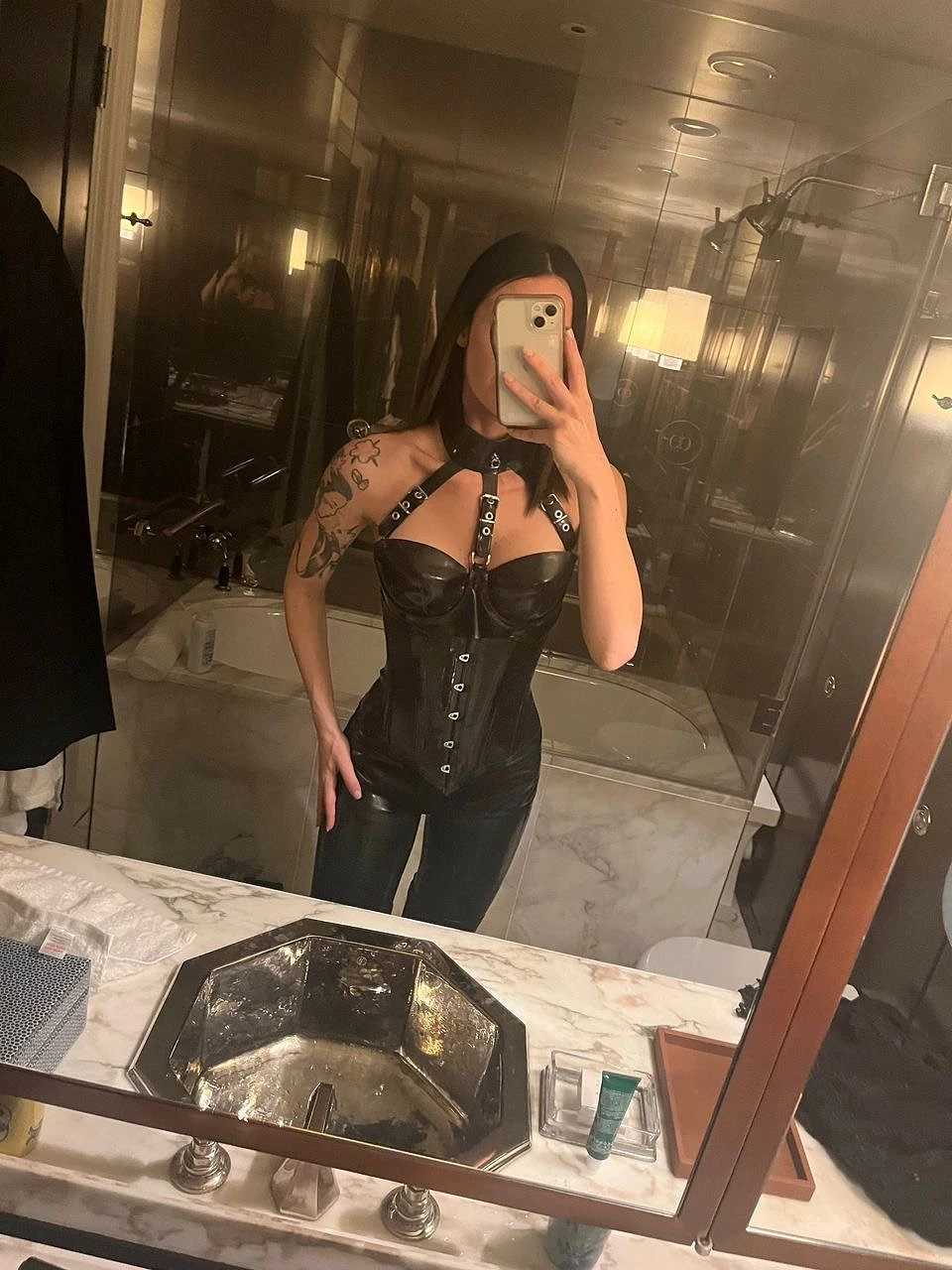 Goddess Zoe – British dominatrix in Da Nang — 5 / 7
