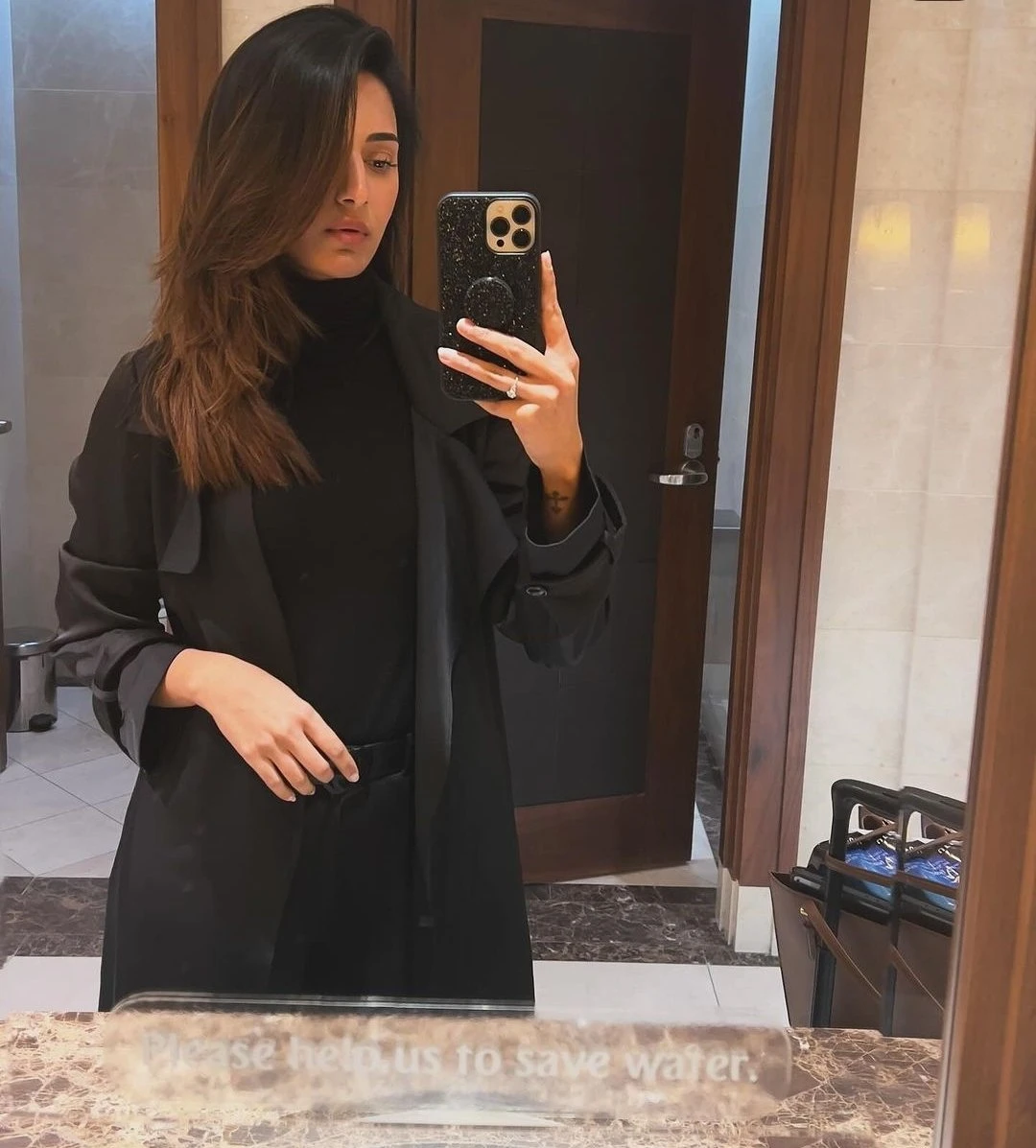 Sushmita – Indian escort in Surat — 3 / 4