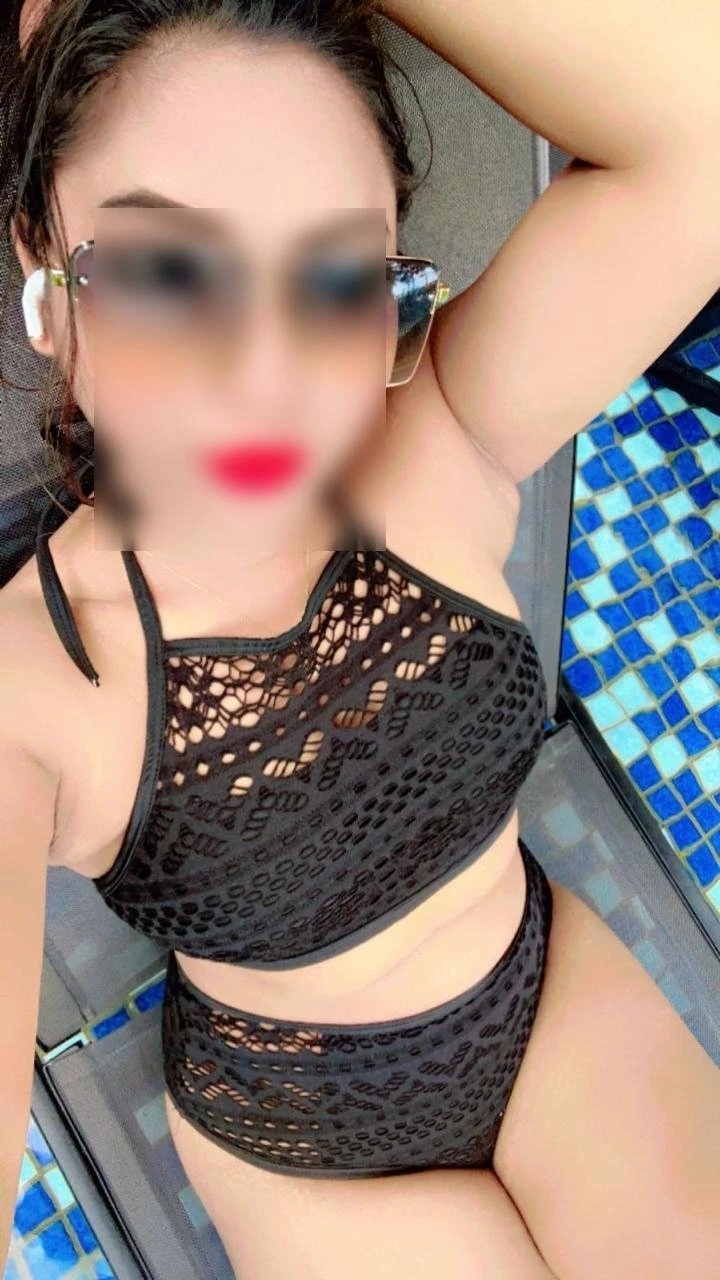 Anisha Indian Model – Indian escort in Mumbai — 1 / 8