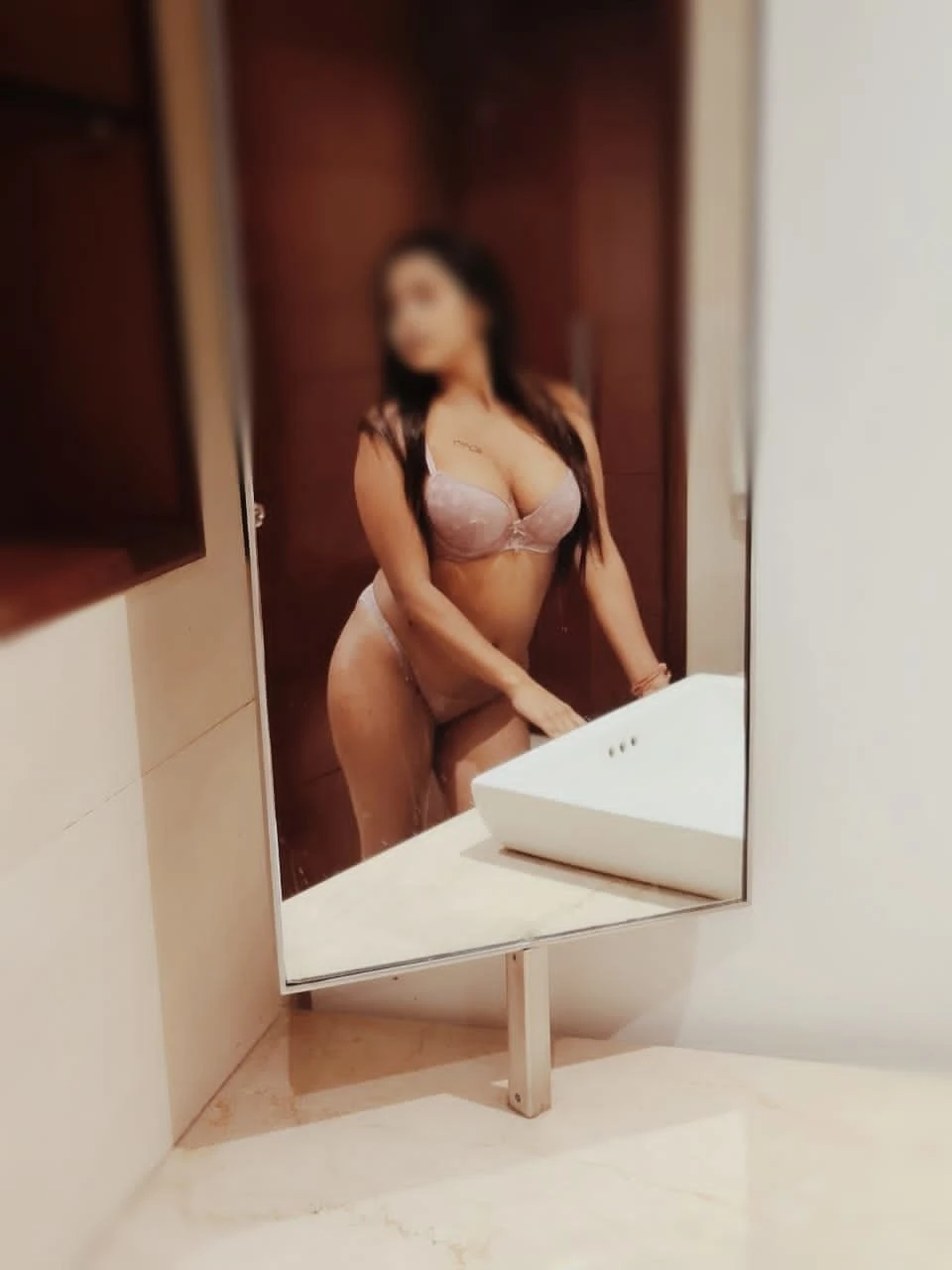 Tanvi – Indian escort in New Delhi — 1 / 2