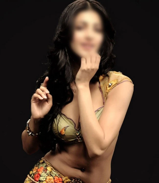 Neha Pandey – Indian escort in Mumbai — 1 / 4