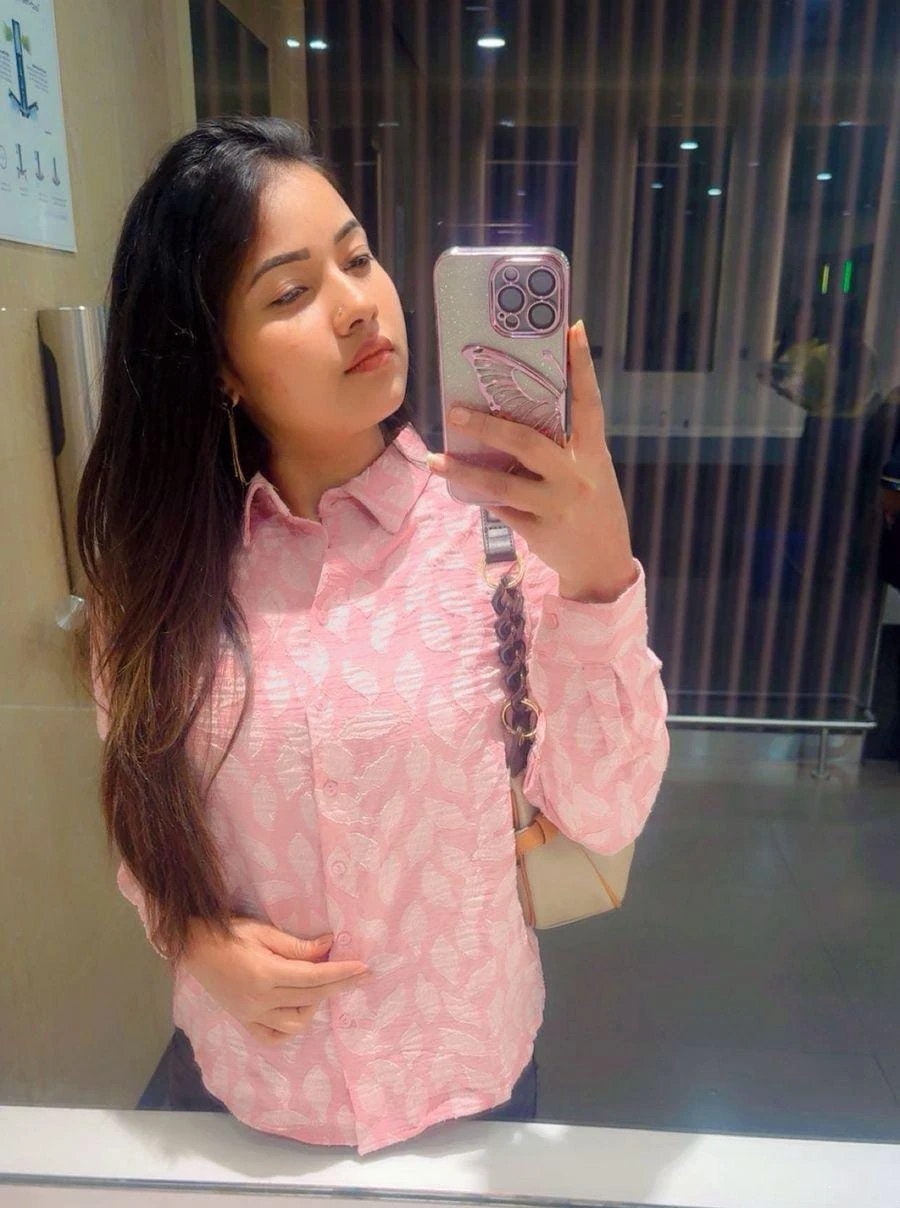 Divya (Web cam & Real meet) – Indian escort in Hyderabad — 4 / 5