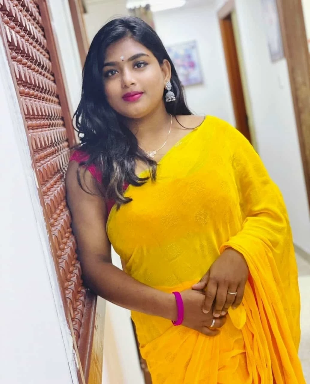 Sunita – escort in Surat — 1 / 2