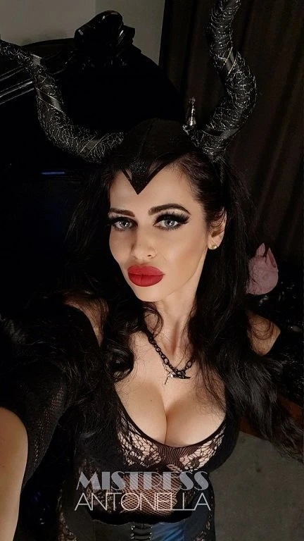 Mistress Antonella – Romanian dominatrix in Bucharest — 12 / 31