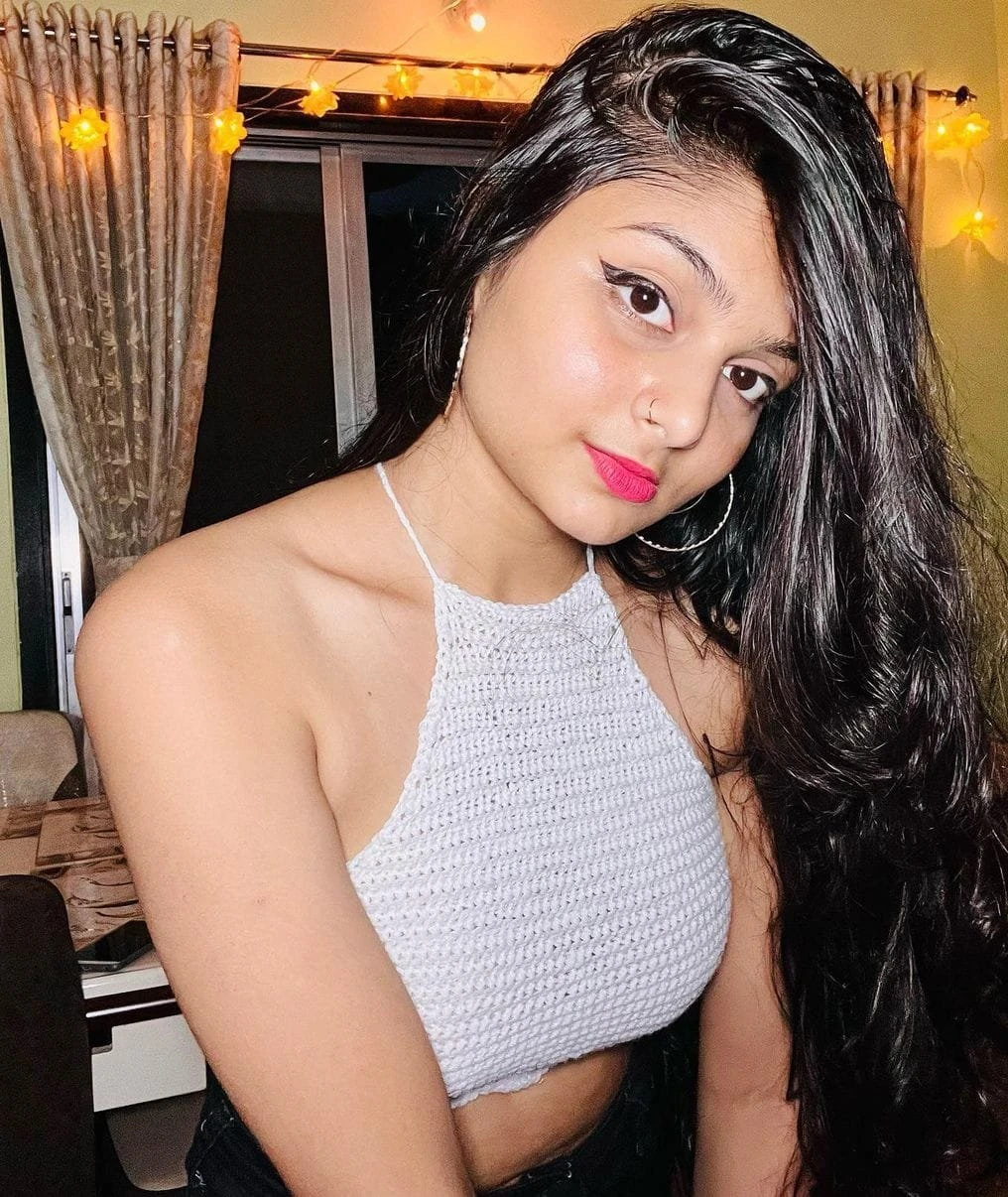 Ayushi Sharma – Indian escort in Mumbai — 1 / 6