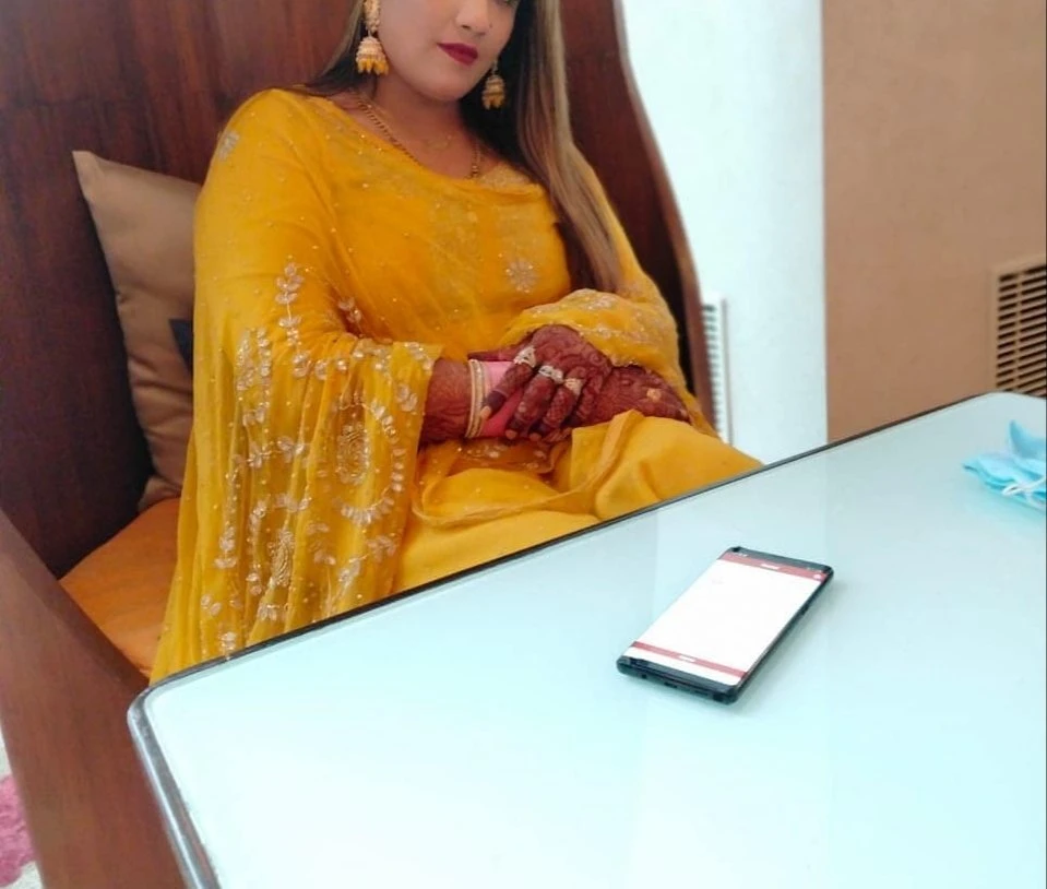 Milf Zoya – Indian escort in New Delhi — 1 / 4