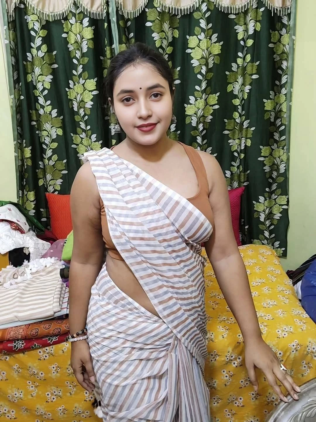Mohini – escort in Surat — 1 / 2