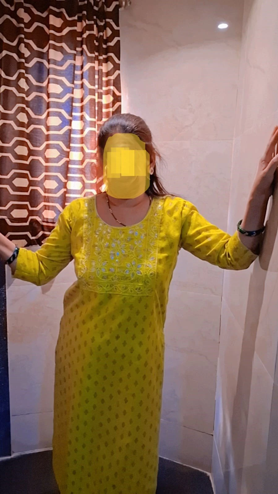 Shruti Housewife – Indian escort in Mumbai — 2 / 7
