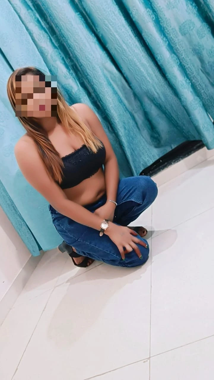 RinkyCam Session – Indian escort in Hyderabad — 15 / 17