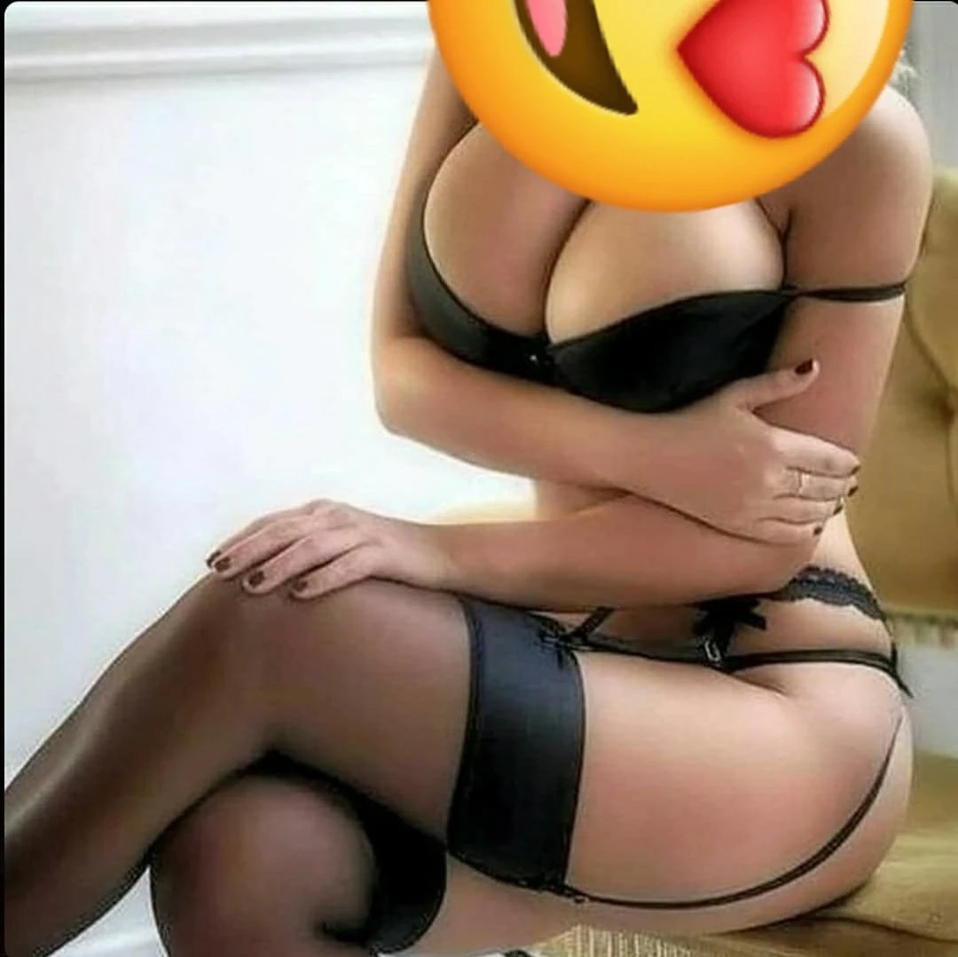 Veronica (Live Cam Show) – Indian masseuse in New Delhi — 2 / 6