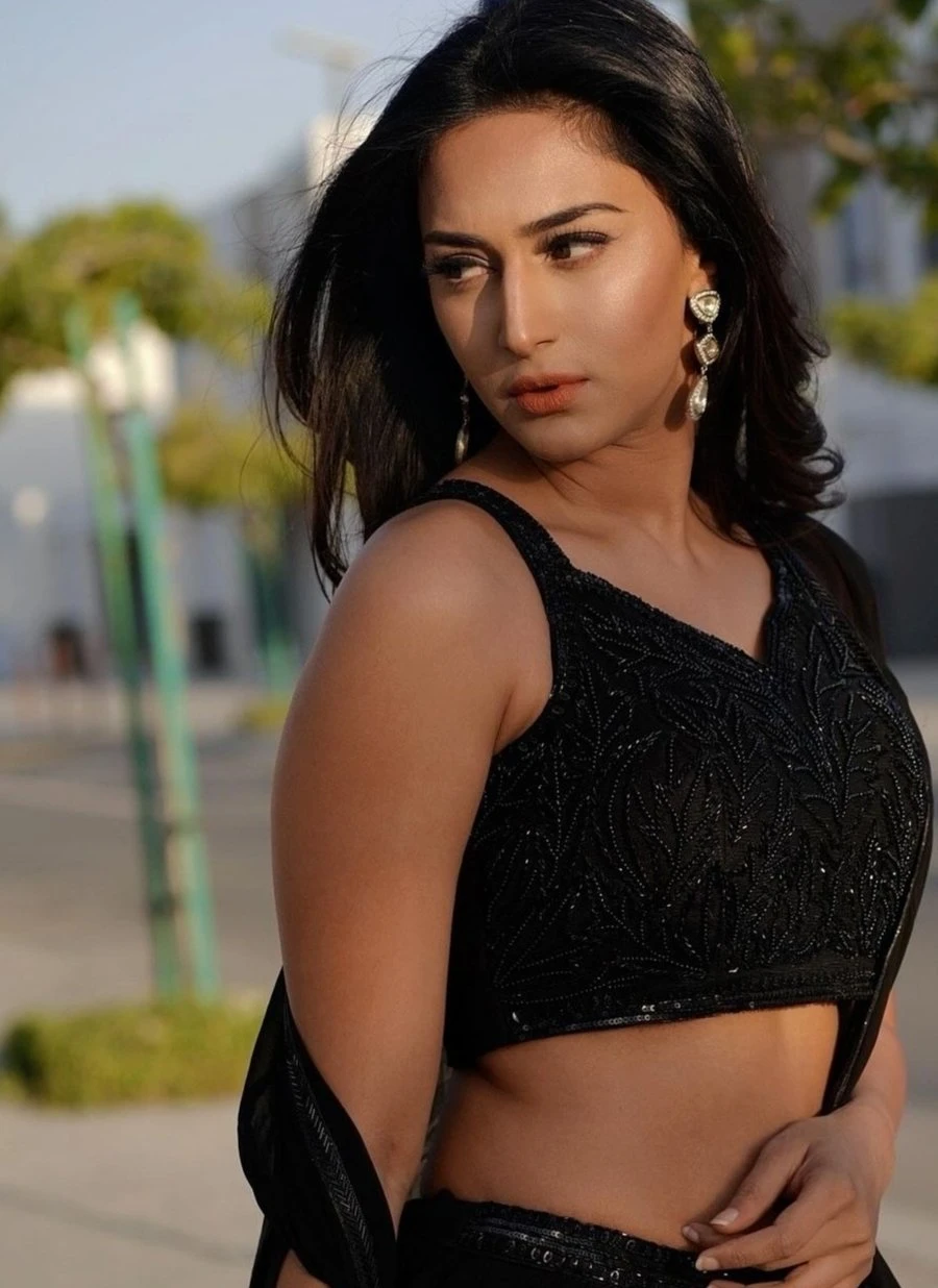 Independent Girl Escort /Text and Fun – Indian escort in New Delhi — 3 / 4