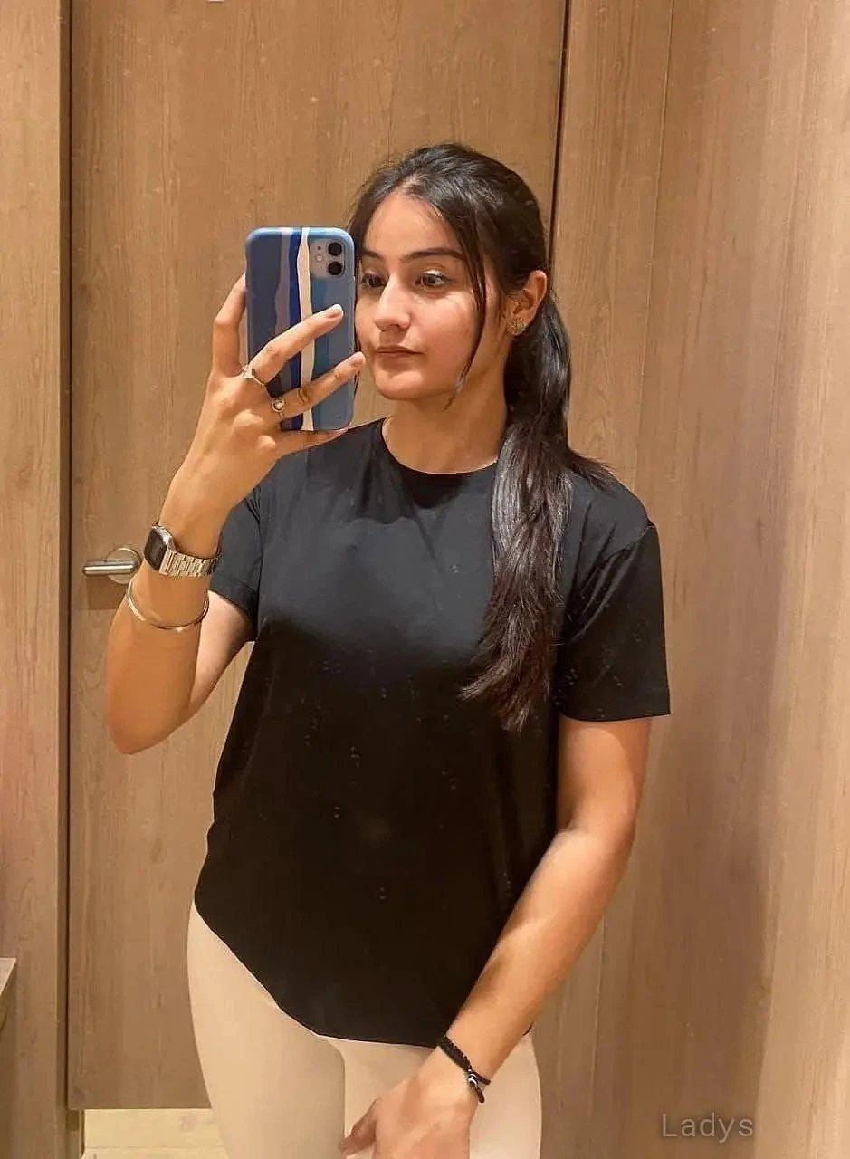 Harshita – Indian escort in Varanasi — 2 / 4