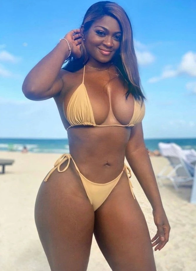 Annie – Central African escort in Abidjan — 2 / 3