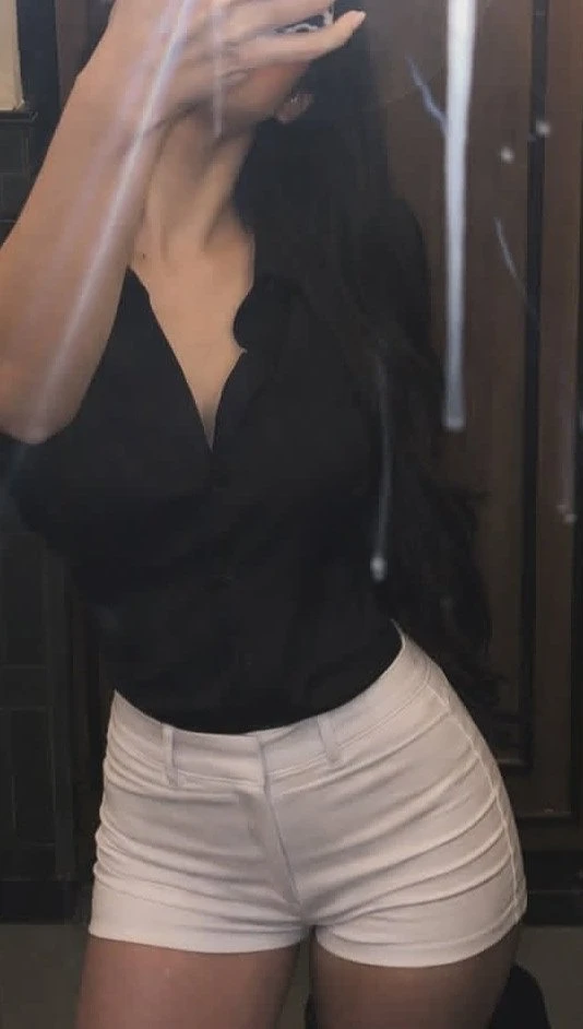 Himanshi – escort in Mumbai — 1 / 2