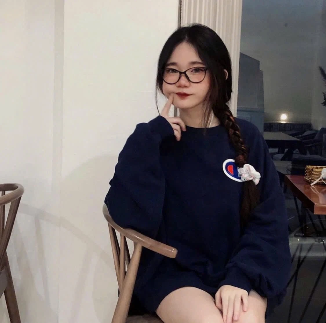 Huyèn Ny – Vietnamese escort in Ho Chi Minh City — 2 / 6