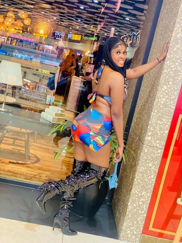 Merit – Nigerien adult performer in New Delhi — 1 / 3