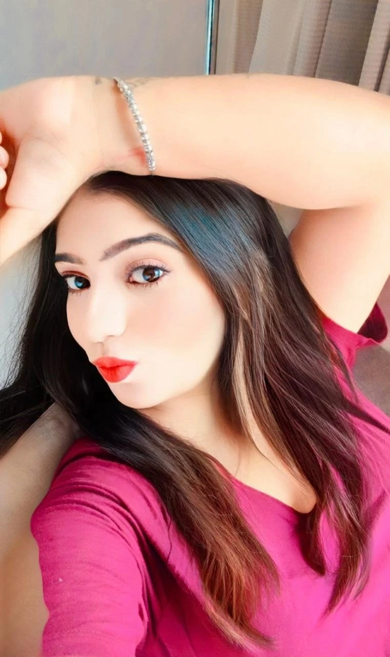 Simran Parjapati – Indian escort in Mumbai — 2 / 3