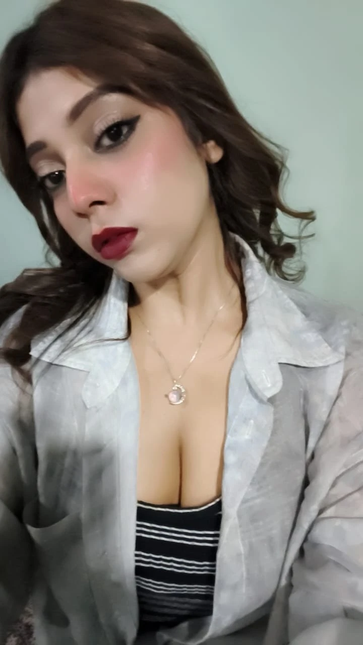 SHANVI CAM SESSION AND REAL MEET – Indian escort in Kolkata — 4 / 5
