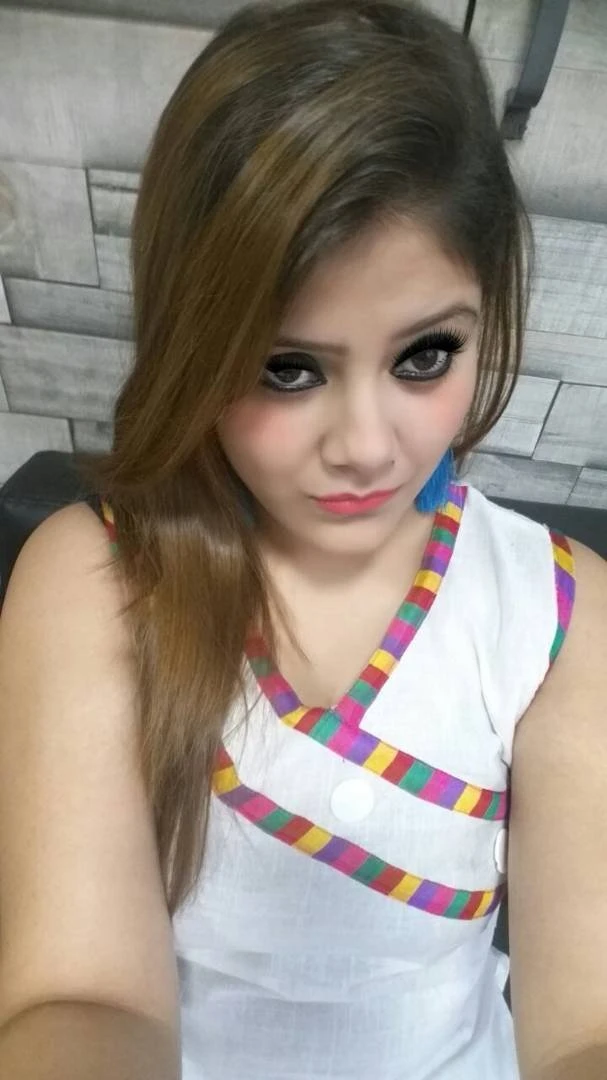 Alisha Kapoor – Indian escort in Mumbai — 2 / 3