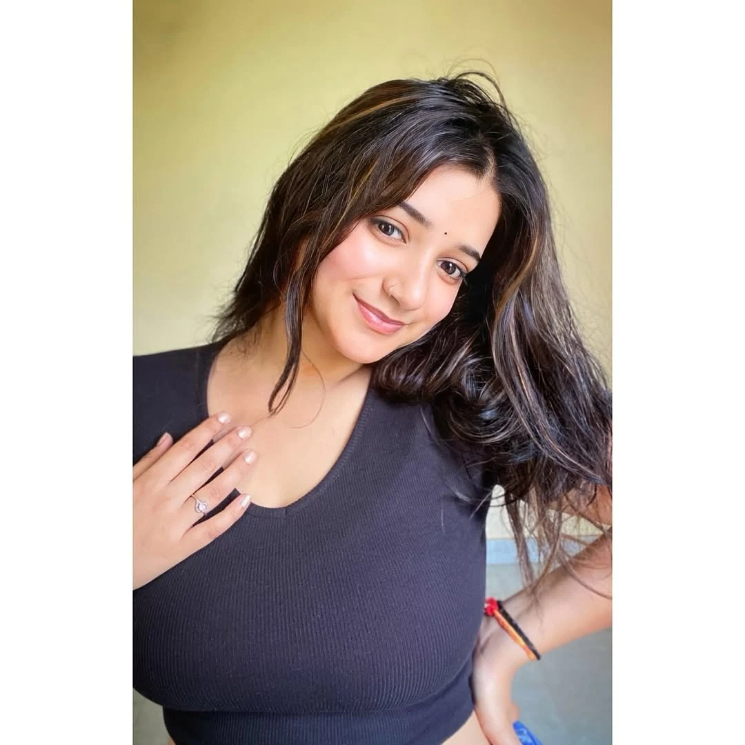 Himanshi – Indian escort in Vadodara — 2 / 3