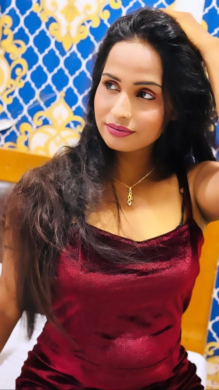 Shivani Escort Only Hand Cash Payment – Indian escort in Kolkata — 4 / 5