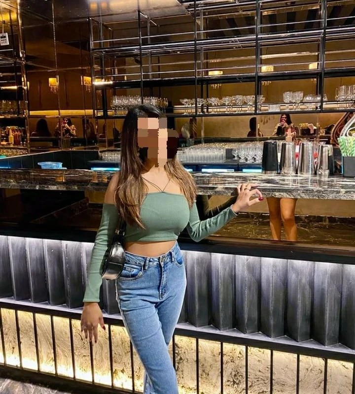 Cam or Real Meet – Indian escort in Mumbai — 2 / 5