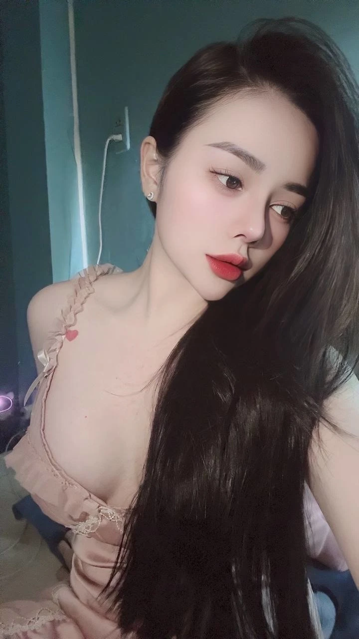 em bé – Vietnamese escort in Ho Chi Minh City — 12 / 19