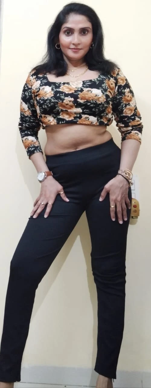Lara ANAL QUEEN – Indian escort in Mumbai — 1 / 6