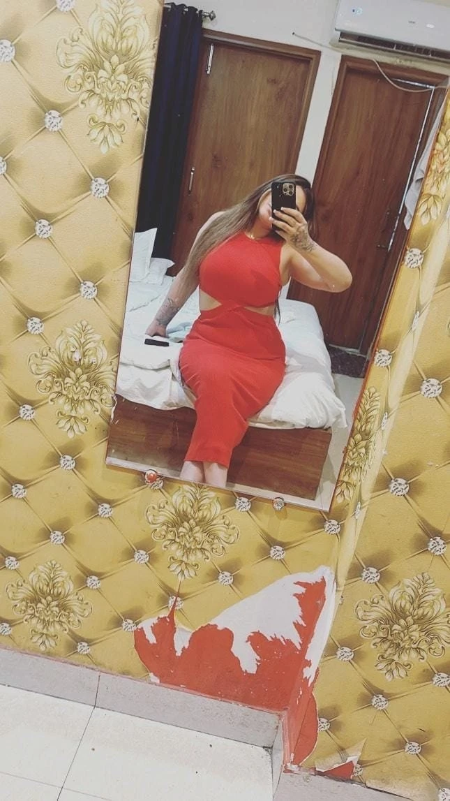 Meenakshi, 23 – Indian adult performer in New Delhi — 1 / 2