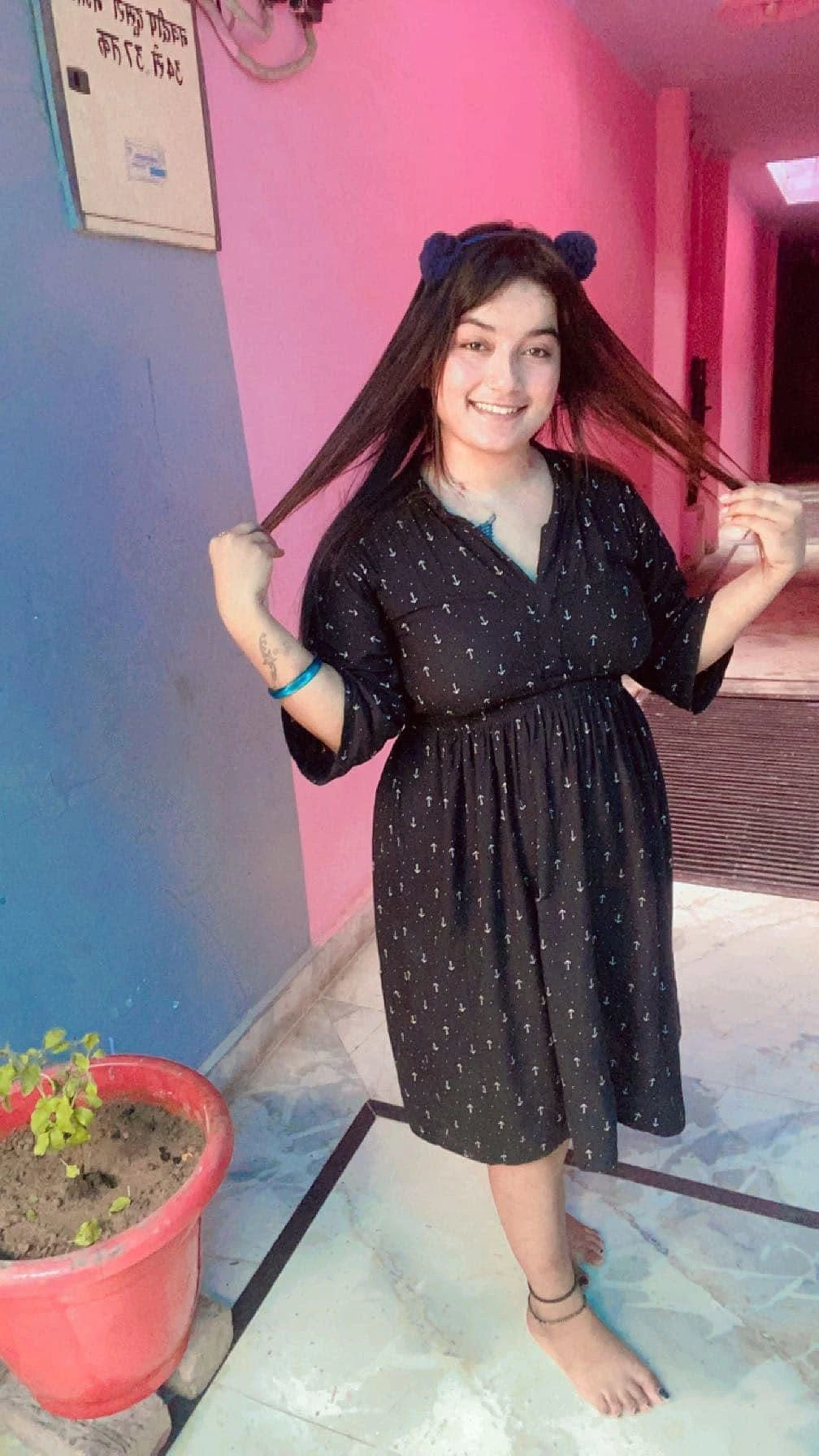 Real Meet Cam Show – Indian escort in New Delhi — 1 / 2