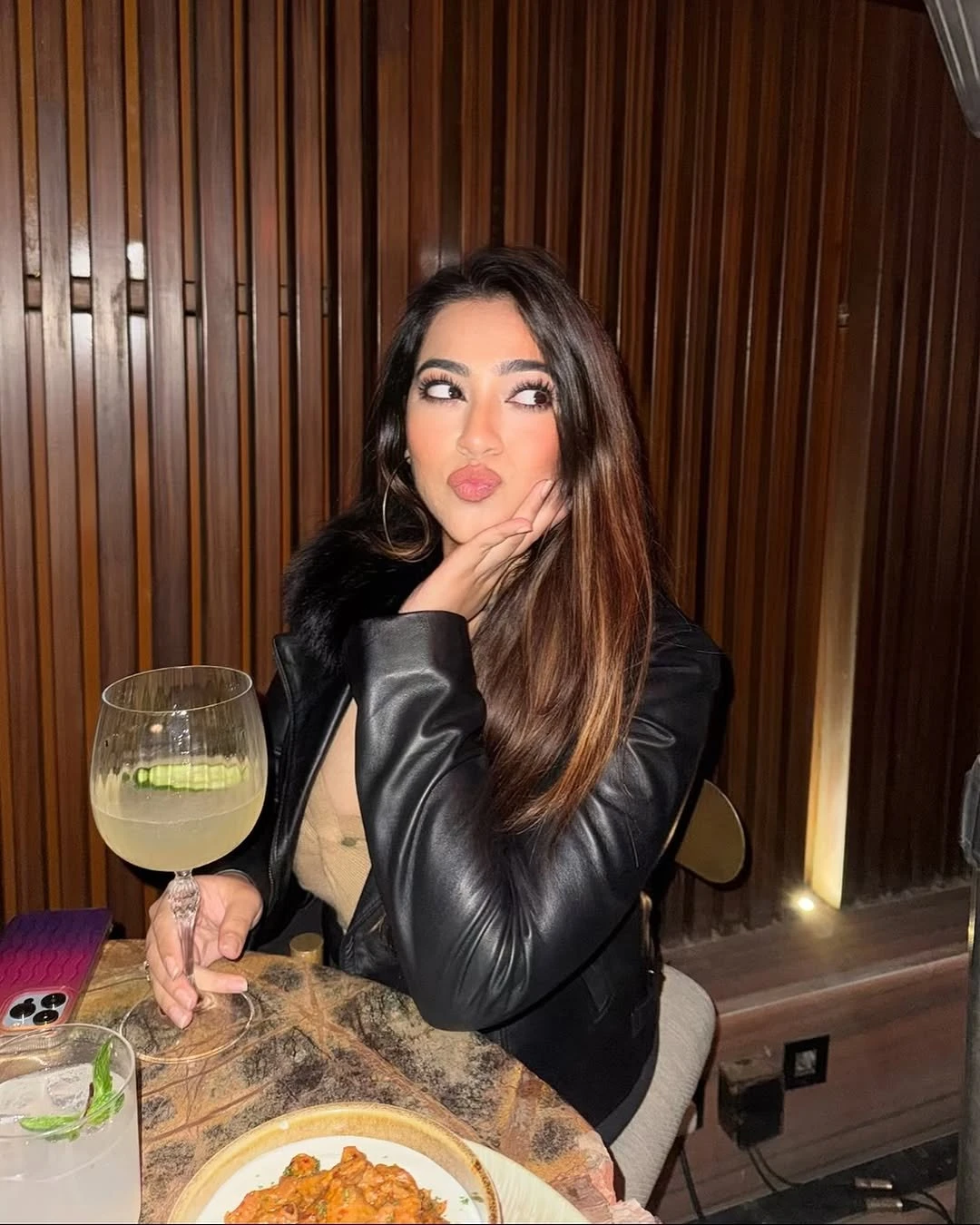 Rishika Escort – Indian escort in Kalyan — 2 / 4