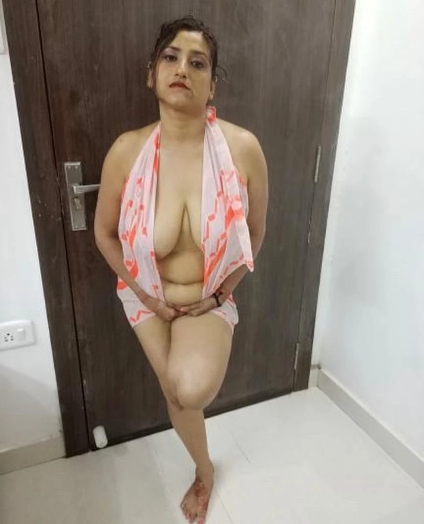Sumita Sanyal – Indian escort in New Delhi — 1 / 6